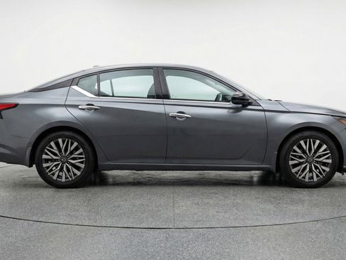 Used 2025 Nissan Altima 2.5 SV FWD image 11