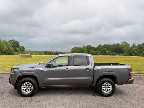 Used 2024 Nissan Frontier SV AWD/4WD image 2