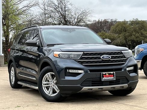 Used 2022 Ford Explorer XLT w/ Equipment Group 202A image 2