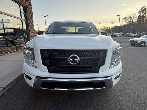 Used 2022 Nissan Titan SV image 9
