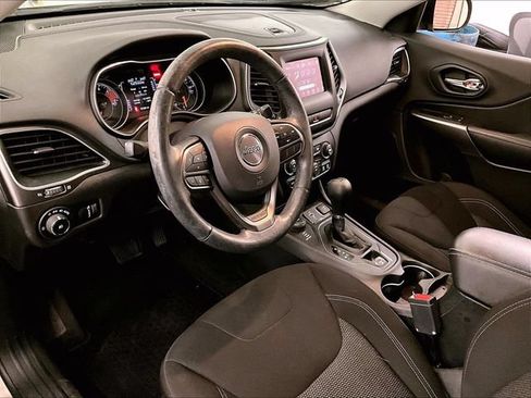 Used 2019 Jeep Cherokee Latitude w/ Cold Weather Group AWD/4WD image 12