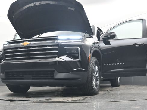 Used 2025 Chevrolet Traverse LT image 40