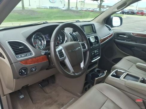 Used 2014 Chrysler Town & Country Touring-L w/ Driver Convenience Group FWD image 7
