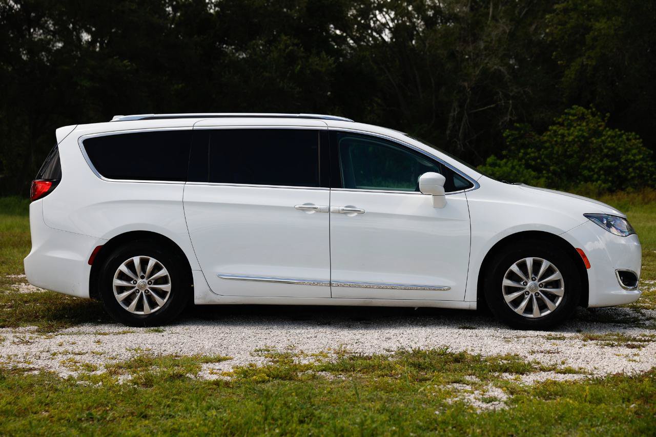 Used 2018 Chrysler Pacifica Touring-L FWD image 13