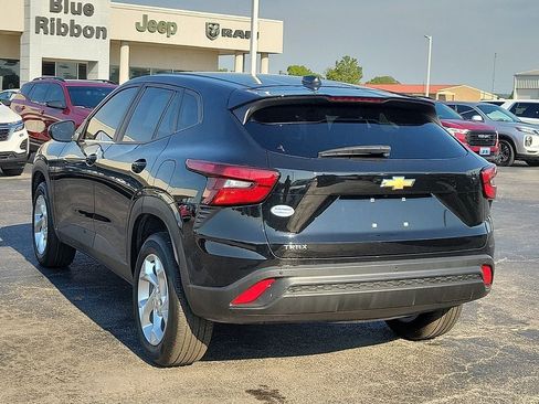 Used 2026 Chevrolet Trax LS w/ LS Convenience Package FWD image 4