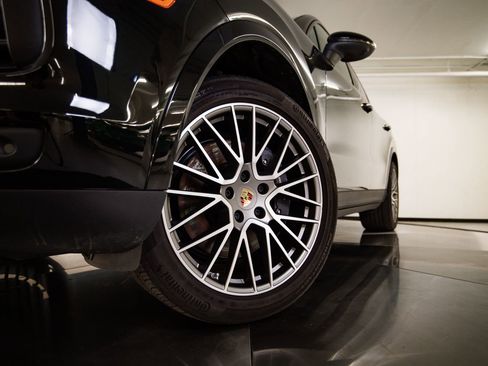Certified 2023 Porsche Cayenne Platinum Edition AWD/4WD image 12