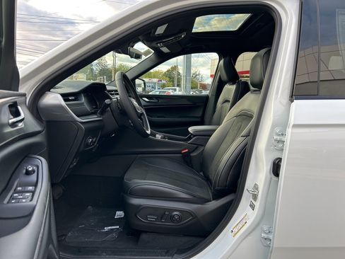 New 2025 Jeep Grand Cherokee Altitude image 9