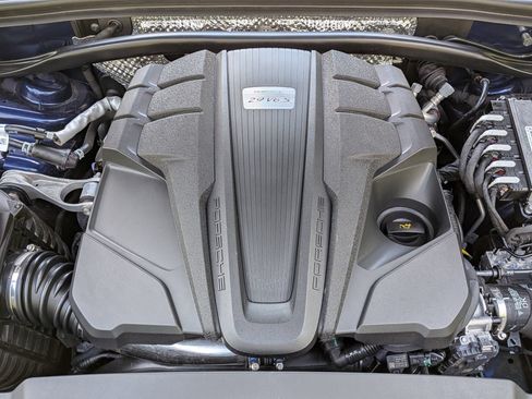 Certified 2024 Porsche Macan S AWD/4WD image 35