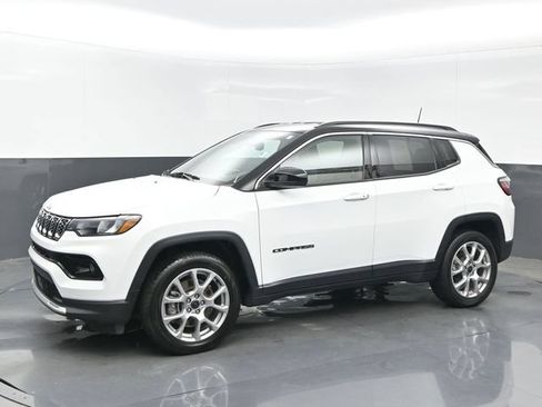 Used 2025 Jeep Compass Limited AWD/4WD image 2