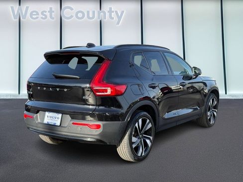 Used 2025 Volvo XC40 B5 Plus image 4