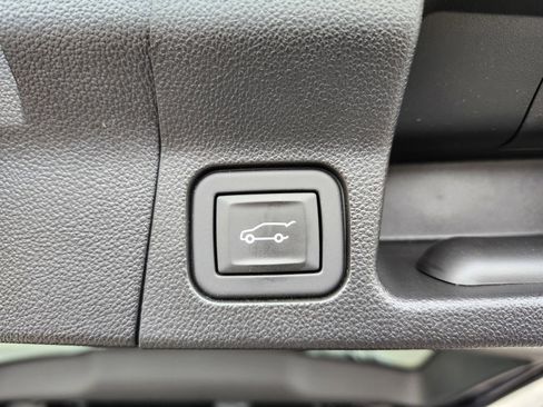 Used 2023 GMC Acadia SLE w/ Driver Convenience Package image 16