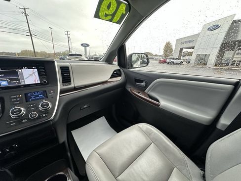 Used 2019 Toyota Sienna Limited image 17