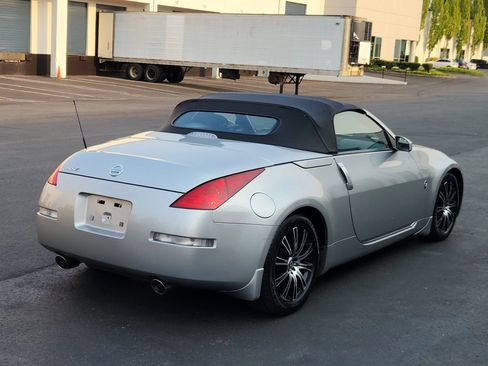 Used 2005 Nissan 350Z Touring RWD image 4