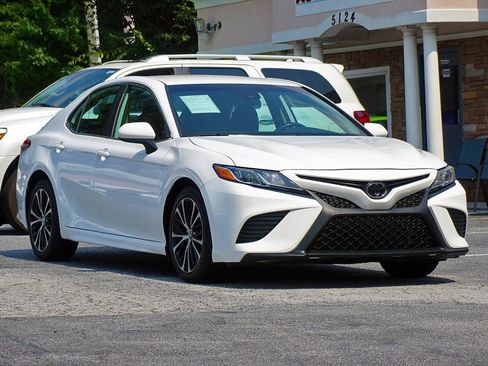 Used 2020 Toyota Camry SE FWD image 11