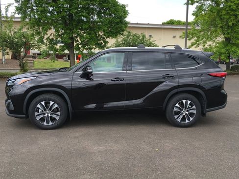 Used 2022 Toyota Highlander XLE AWD/4WD image 3
