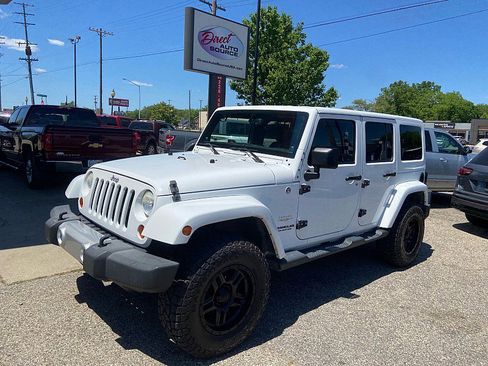 Used 2013 Jeep Wrangler Unlimited Sahara w/ Connectivity Group AWD/4WD image 8