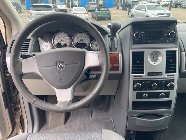Used 2009 Chrysler Town & Country Touring FWD image 13