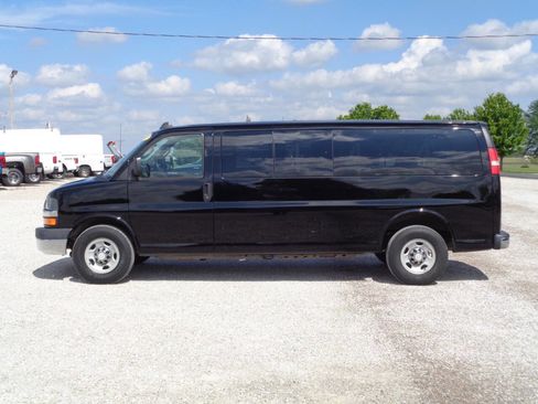 Used 2017 Chevrolet Express 3500 LT w/ LT Preferred Equipment Group RWD image 2