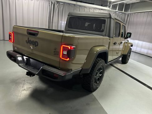 Used 2025 Jeep Gladiator Sport AWD/4WD image 7