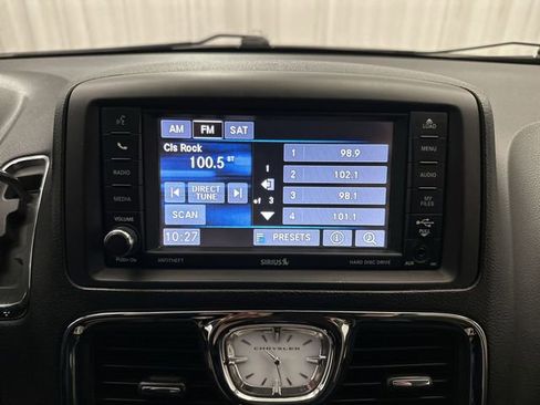 Used 2014 Chrysler Town & Country Touring FWD image 15