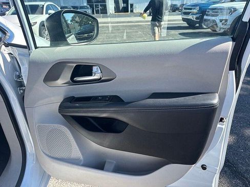 Used 2023 Chrysler Pacifica Touring-L FWD image 27