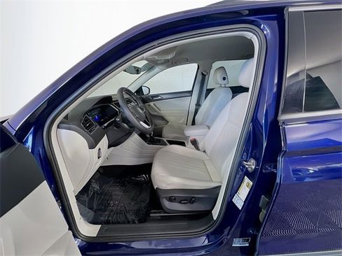 Used 2022 Volkswagen Tiguan SE image 9
