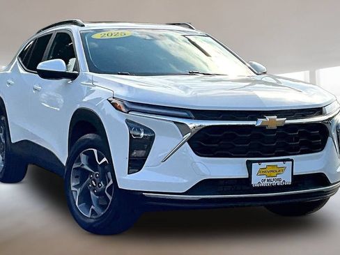 Used 2025 Chevrolet Trax LT w/ Sunroof Package FWD image 1