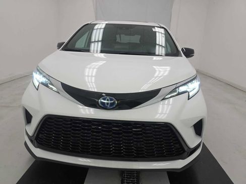 Used 2024 Toyota Sienna XSE w/ XSE Premium Package AWD/4WD image 4