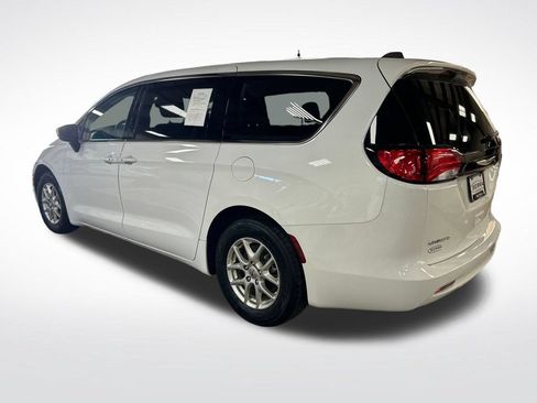 Used 2023 Chrysler Voyager LX FWD image 3