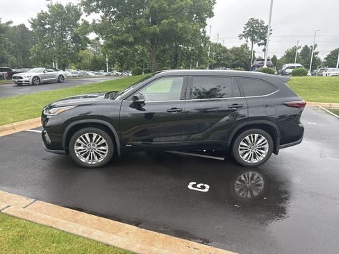 Used 2024 Toyota Highlander Platinum AWD/4WD image 3