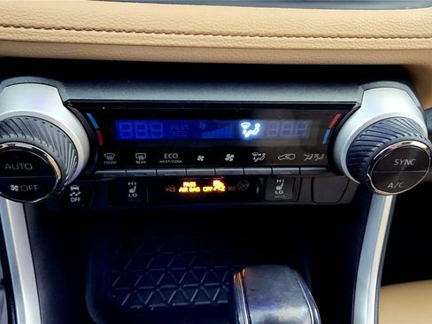 Used 2023 Toyota RAV4 XLE Premium image 31