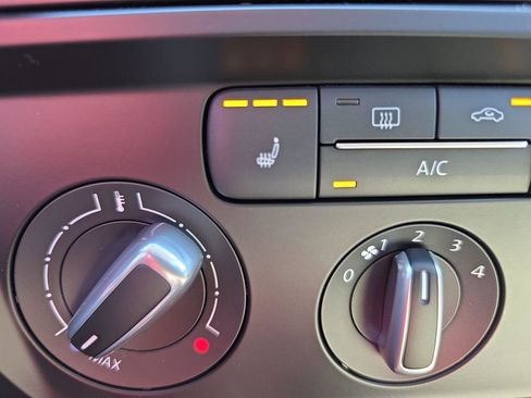 Used 2016 Volkswagen Jetta SE FWD image 24