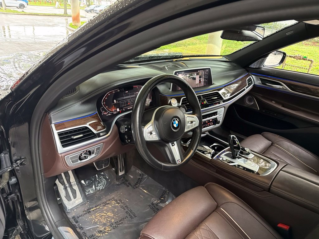 Used 2022 BMW 750i xDrive w/ Luxury Rear Seating Package AWD/4WD image 7