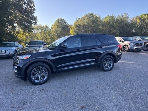 Used 2022 Ford Explorer XLT w/ Equipment Group 202A image 2