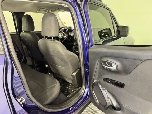 Used 2020 Jeep Renegade Latitude w/ Cold Weather Group AWD/4WD image 32