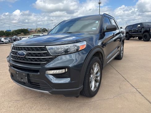 Used 2022 Ford Explorer XLT w/ Equipment Group 202A RWD image 3