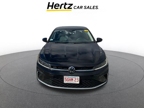 Used 2025 Volkswagen Jetta SE image 2