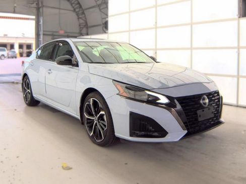 Used 2024 Nissan Altima 2.5 SR w/ SR Premium Package FWD image 4