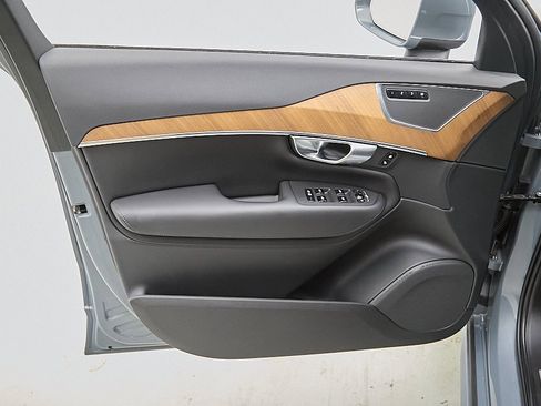 Used 2023 Volvo XC90 B5 Plus image 11