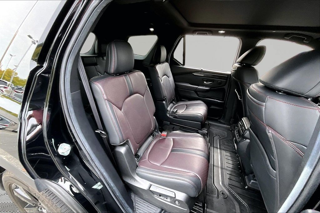 Used 2025 Honda Pilot Black Edition image 19
