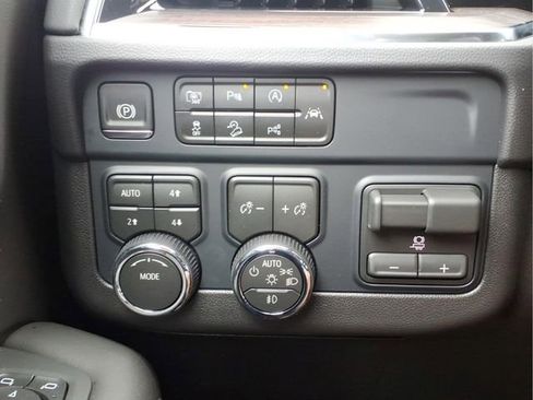 New 2026 Chevrolet Suburban LT image 12