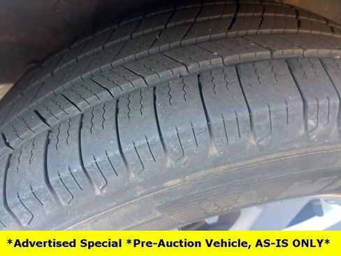 Used 2015 Chrysler Town & Country Touring image 8