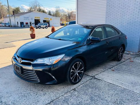 Used 2016 Toyota Camry LE image 1