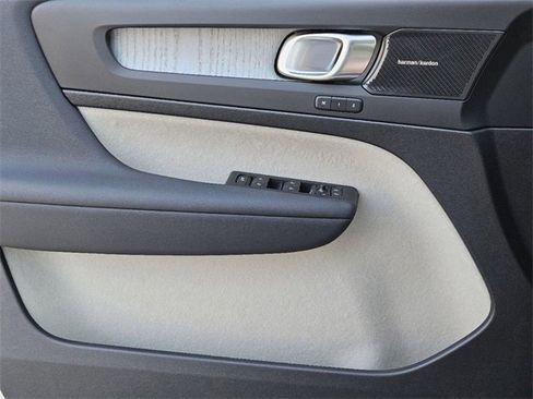 Certified 2025 Volvo XC40 B5 Ultra w/ Climate Package image 25