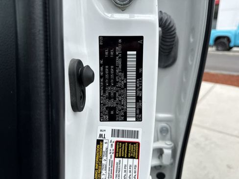 Used 2023 Toyota Highlander XLE AWD/4WD image 25