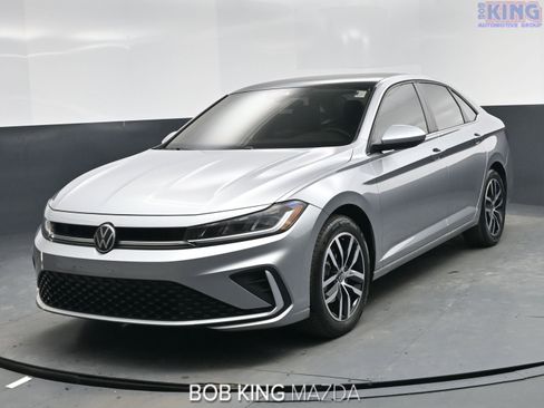 Used 2025 Volkswagen Jetta SE image 1