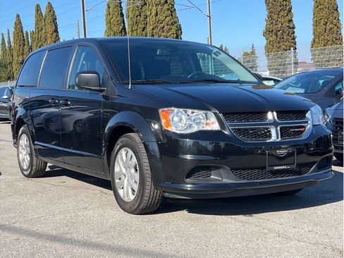 Used 2018 Dodge Grand Caravan SE w/ UConnect Hands-Free Group image 3