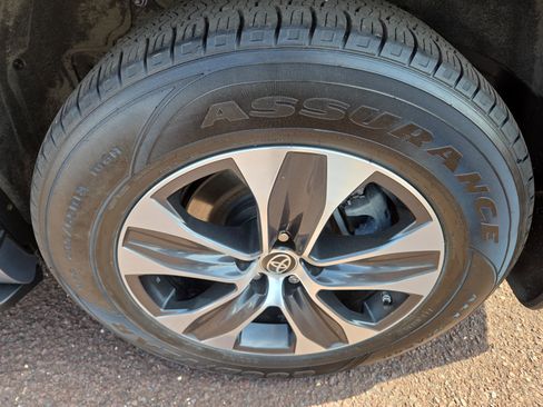 Used 2022 Toyota Highlander XLE image 11