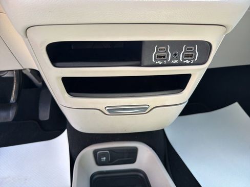Used 2023 Chrysler Pacifica Touring-L FWD image 19