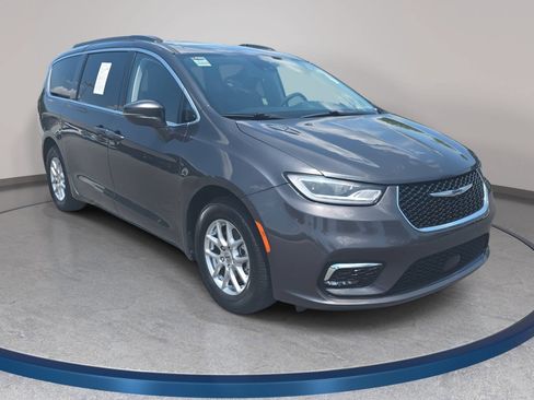 Used 2022 Chrysler Pacifica Touring-L FWD image 3
